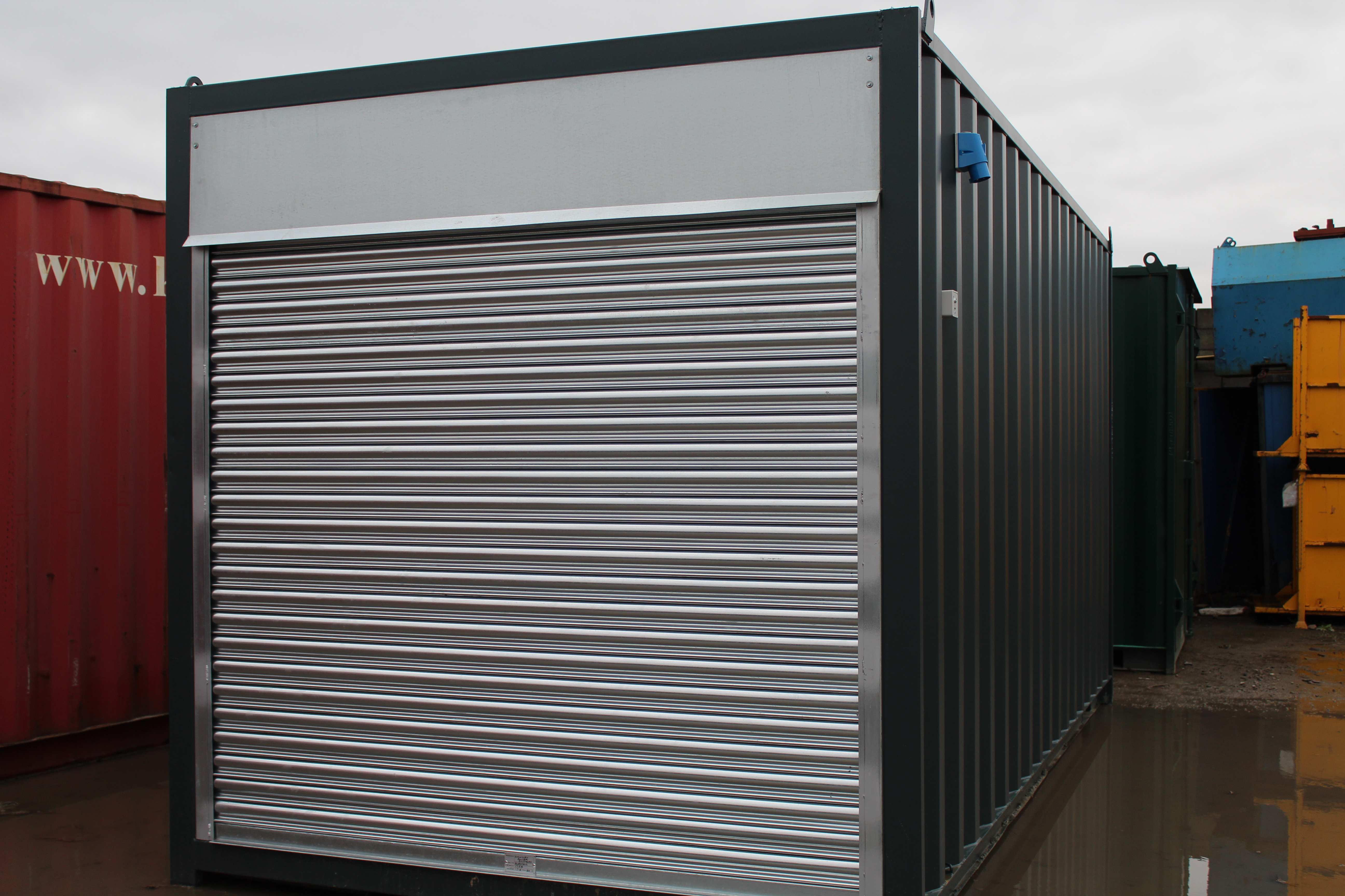 Roller shutter fitted to the end of a shipping container